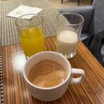 Bella Donna International Restaurant - 飲み物はオレンジジュースとコーヒー、コーヒーはミルクをいただきカフェオレにしていただき市内観光に出発です。