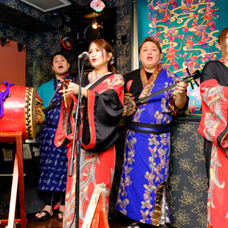 沖縄の風感じる本格的な民謡ライブで思い出のひと時を♪