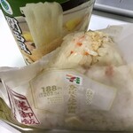 セブンイレブン - カップうどんと共に食べました。