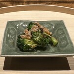 温石 - 炭火で焼いたブロッコリーに赤座海老の味噌と卵ソース