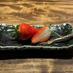 温石 - 静岡県産きらぴ香　とっても大きくて美味しい苺、この緑の器が気になり。前回お尋ねし忘れたので、私の後に行かれた友人に質問を託しました。先代から使われている、島田市の服部さんの織部だそうです。