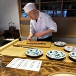 温石 - スペシャリテ　金目鯛の鱗焼き　捌きが早くて動きに無駄がありません