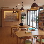 明るい店内、きれいです。