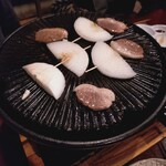 おゝ杉 - 鍋にくっつかないようにひっくり返しながら焼く