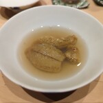 すし 良月 - 鮑の出汁にウニを浮かべたいちご煮風料理