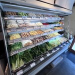 新宿麻辣湯 - ボウルにトングで好きな具材を取るスタイル