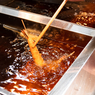 軽い食感の串カツは、秘伝のソースをたっぷりつけてもカリッ♪