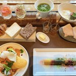 アルカナイズ - 《森のピクニック 2025春》（朝食） ふわふわミントヨーグルト ピンクグレープフルーツ カレータブレと桜鯛の湯引き 伊豆ジビエとレタスのコンソメ 白アワビ茸と若芽のマスタードマリネと泡 クロワッサン パンドミ くるみパン 自家製生ハム ディップ・ドレッシング（アンチョビ チーズ ベジパウダー）