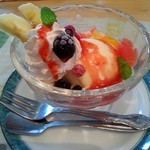 cafeカルマーレ - ☆ バニラアイスクリーム ストロベリーソース￥216…想像以上の 豪華さ！トッピングが  すごく可愛い ~♪☆