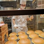 焼きたてチーズケーキ りくろーおじさんの店 JR新大阪駅中央口店 - 