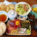 網元料理あさまる - ダーたちの日替わりお楽しみ御膳1,705円　サザエは飾りだよ