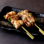 卓上レモンサワー＆ハイボール 焼鳥食べ放題 乾杯500酒場 新橋店 - ピーマンの旨味が凝縮された肉巻き