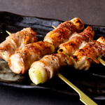 卓上レモンサワー＆ハイボール 焼鳥食べ放題 乾杯500酒場 新橋店 - 長ネギの甘い旨味を閉じ込めた定番人気の肉巻き