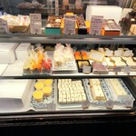 西洋菓子 しろたえ - お目当てのチーズケーキがずらり