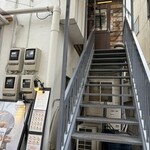 BOSSA BURGER - お店へは階段を昇って