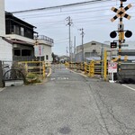 Cafe calico - 踏切渡って向こう側の工務店の奥隣が駐車場