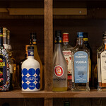 ソウルからナポリまで。 - ドリンク写真:お酒棚