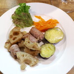 バール トレンタ トレ - 本日のお通し（￥400）。三島甘藷にゴルゴンゾーラ、サルシッチャのソテー