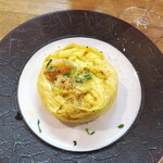 バール トレンタ トレ - ガーリックシュリンプのオムレツ（￥880）。中には海老がたっぷり！