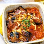 バール トレンタ トレ - 米ナスのトマトグラタン（￥1200）。焼きたてアツアツが目の前に届く