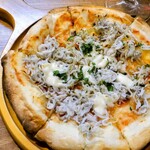 バール トレンタ トレ - しらすとアンチョビのピッツァ（￥1430）。サクッと焼き上がっており美味！