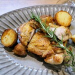 バール トレンタ トレ - 鶏もも肉のカリカリソテー（￥1540）。ローズマリーの香りが爽やかに立ち上り、塩加減も絶妙