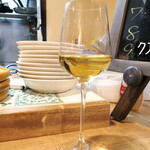 バール トレンタ トレ - 白ワイン「ロエロ・アルネイス」（グラス￥880）。酸味ほど良く、ぶどうの濃密さも感じる