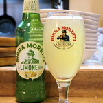 バール トレンタ トレ - イタリア産ビール「モレッティ リモーネ」（￥820）。低アルコールというのが興味深い
