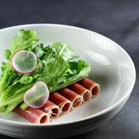 イベリコ豚生ハムと春菊のニンニク風味