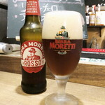 バール トレンタ トレ - イタリア産ビール「モレッティ ラ・ロッサ」（￥880）。カラメルの甘みが感じられて面白い