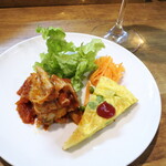 バール トレンタ トレ - 本日のお通し（￥400）。イタリアンオムレツと、チキンのトマト煮
