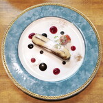 バール トレンタ トレ - コーヒーカスタードのエクレア（￥660）。本品に限らず、食器の美しさにも目を奪われる