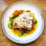 バール トレンタ トレ - メカジキのサルタート シチリア風（￥1430）。アスパラ・そら豆・いんげんで春めいて