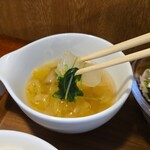 キッチン ブルー グローブ - 甘い白菜スープを飲み