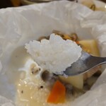 キッチン ブルー グローブ - ご飯がスープを吸っています