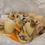 キッチン ブルー グローブ - 反対皮から、あさり、ポテト、下には鱈が見えます