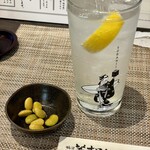 鵠沼海岸 蕎麦兄 - レモンサワー（680円）と秘伝大豆（突き出し）。