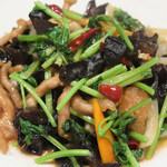 福建家庭料理 旬の香 - 「細切り豚ロースと香菜の辛炒め」
      ひと皿に様々な風味が溶け合って、香菜の香りがミステリアスな余韻を残します。。。
      