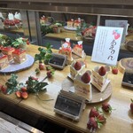 アカシエ 北浦和本店 - いちごのケーキのショーケース