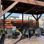 パティスリー アプラノス - お店の前にテラス席もあります