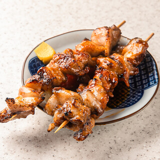 お酒との相性も抜群！新鮮なお肉でもつ焼きを堪能