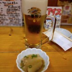 大衆酒場 るはり屋 - 生ビール(中 490円)、お通し(300円)
