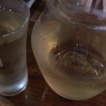 道楽庵 - ワインカラフェ。シャルドネ種の白ワインを注文。