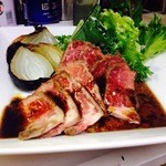 クオーレ - 日替わりオススメの肉料理　付け合わせのタマネギがジューシーでした