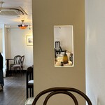 カフェ・ド・カファ - 小窓に猫さん