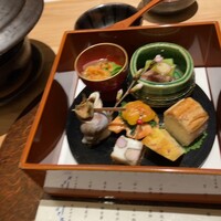個室会席 北大路 八重洲茶寮 - 前菜(芯とり菜のお浸し＆穴子寿司＆うすい豆腐＆玉子カステラ＆桜鱒菜種焼き＆姫サザエ旨煮＆季節の逸品物)