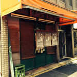 まぐろだけボーノ　白川 - 暖簾がイカしてるが店名はどこにも書かれていない。