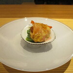 好日 - 先付：貝殻の上にうるい と わけぎを敷き、三河湾の赤貝がのせてあります。土佐酢の酢味噌とお出汁のジュレが綺麗にかけられています。♪♬