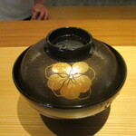 好日 - 椀物：ゆり根と車海老の真丈の椀に スナップエンドウの新芽と柚子が添えられています。 蓋を取ると とても良い香りが立ちます。真丈も美味しいですネ！