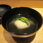 好日 - 椀物：ゆり根と車海老の真丈の椀に スナップエンドウの新芽と柚子が添えられています。 蓋を取ると とても良い香りが立ちます。真丈も美味しいですネ！